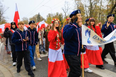 Wroclaw, Polonya - 11 Kasım 2024: Wroclaw 'da Neşeli Bağımsızlık Günü Yürüyüşü, Polonya Bayrakları, Öğrencileri ve 11 Kasım' ı Kutlayan Ailelerle Vatanseverlik Yürüyüşü