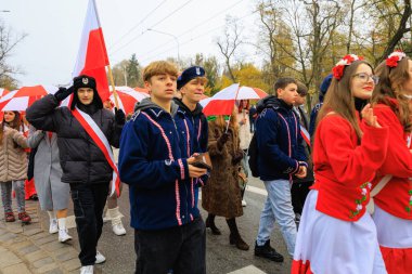 Wroclaw, Polonya - 11 Kasım 2024: Wroclaw 'da Neşeli Bağımsızlık Günü Yürüyüşü, Polonya Bayrakları, Öğrencileri ve 11 Kasım' ı Kutlayan Ailelerle Vatanseverlik Yürüyüşü