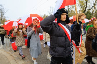 Wroclaw, Polonya - 11 Kasım 2024: Wroclaw 'da Neşeli Bağımsızlık Günü Yürüyüşü, Polonya Bayrakları, Öğrencileri ve 11 Kasım' ı Kutlayan Ailelerle Vatanseverlik Yürüyüşü