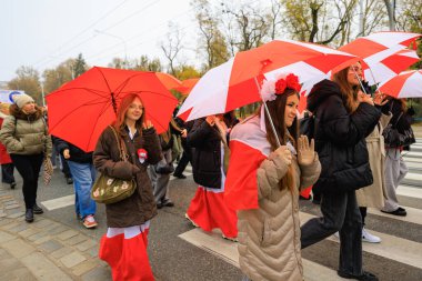 Wroclaw, Polonya - 11 Kasım 2024: Wroclaw 'da Neşeli Bağımsızlık Günü Yürüyüşü, Polonya Bayrakları, Öğrencileri ve 11 Kasım' ı Kutlayan Ailelerle Vatanseverlik Yürüyüşü
