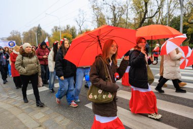 Wroclaw, Polonya - 11 Kasım 2024: Wroclaw 'da Neşeli Bağımsızlık Günü Yürüyüşü, Polonya Bayrakları, Öğrencileri ve 11 Kasım' ı Kutlayan Ailelerle Vatanseverlik Yürüyüşü