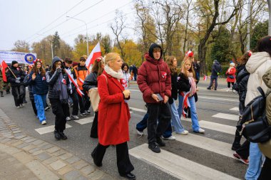 Wroclaw, Polonya - 11 Kasım 2024: Wroclaw 'da Neşeli Bağımsızlık Günü Yürüyüşü, Polonya Bayrakları, Öğrencileri ve 11 Kasım' ı Kutlayan Ailelerle Vatanseverlik Yürüyüşü