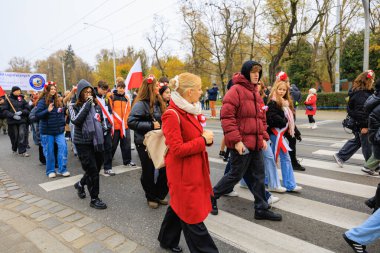 Wroclaw, Polonya - 11 Kasım 2024: Wroclaw 'da Neşeli Bağımsızlık Günü Yürüyüşü, Polonya Bayrakları, Öğrencileri ve 11 Kasım' ı Kutlayan Ailelerle Vatanseverlik Yürüyüşü