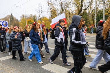 Wroclaw, Polonya - 11 Kasım 2024: Wroclaw 'da Neşeli Bağımsızlık Günü Yürüyüşü, Polonya Bayrakları, Öğrencileri ve 11 Kasım' ı Kutlayan Ailelerle Vatanseverlik Yürüyüşü