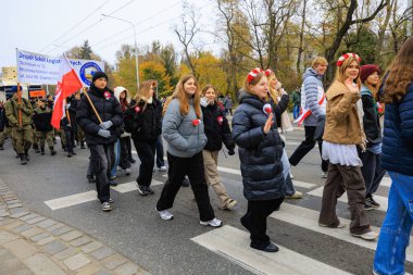 Wroclaw, Polonya - 11 Kasım 2024: Wroclaw 'da Neşeli Bağımsızlık Günü Yürüyüşü, Polonya Bayrakları, Öğrencileri ve 11 Kasım' ı Kutlayan Ailelerle Vatanseverlik Yürüyüşü