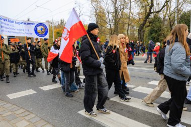 Wroclaw, Polonya - 11 Kasım 2024: Wroclaw 'da Neşeli Bağımsızlık Günü Yürüyüşü, Polonya Bayrakları, Öğrencileri ve 11 Kasım' ı Kutlayan Ailelerle Vatanseverlik Yürüyüşü