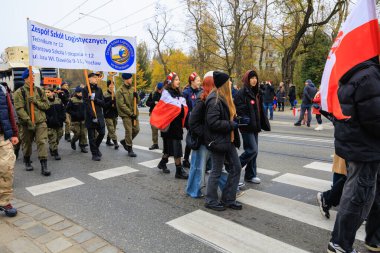 Wroclaw, Polonya - 11 Kasım 2024: Wroclaw 'da Neşeli Bağımsızlık Günü Yürüyüşü, Polonya Bayrakları, Öğrencileri ve 11 Kasım' ı Kutlayan Ailelerle Vatanseverlik Yürüyüşü
