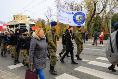 Wroclaw, Polonya - 11 Kasım 2024: Wroclaw 'da Neşeli Bağımsızlık Günü Yürüyüşü, Polonya Bayrakları, Öğrencileri ve 11 Kasım' ı Kutlayan Ailelerle Vatanseverlik Yürüyüşü