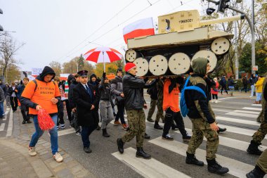 Wroclaw, Polonya - 11 Kasım 2024: Wroclaw 'da Neşeli Bağımsızlık Günü Yürüyüşü, Polonya Bayrakları, Öğrencileri ve 11 Kasım' ı Kutlayan Ailelerle Vatanseverlik Yürüyüşü