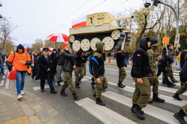 Wroclaw, Polonya - 11 Kasım 2024: Wroclaw 'da Neşeli Bağımsızlık Günü Yürüyüşü, Polonya Bayrakları, Öğrencileri ve 11 Kasım' ı Kutlayan Ailelerle Vatanseverlik Yürüyüşü