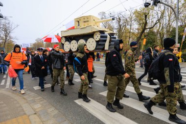 Wroclaw, Polonya - 11 Kasım 2024: Wroclaw 'da Neşeli Bağımsızlık Günü Yürüyüşü, Polonya Bayrakları, Öğrencileri ve 11 Kasım' ı Kutlayan Ailelerle Vatanseverlik Yürüyüşü