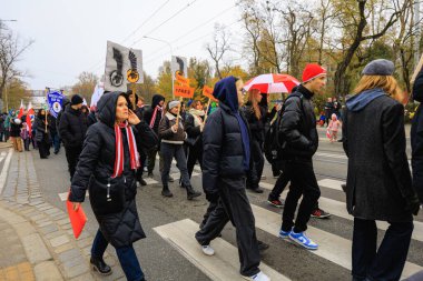 Wroclaw, Polonya - 11 Kasım 2024: Wroclaw 'da Neşeli Bağımsızlık Günü Yürüyüşü, Polonya Bayrakları, Öğrencileri ve 11 Kasım' ı Kutlayan Ailelerle Vatanseverlik Yürüyüşü