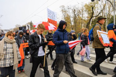 Wroclaw, Polonya - 11 Kasım 2024: Wroclaw 'da Neşeli Bağımsızlık Günü Yürüyüşü, Polonya Bayrakları, Öğrencileri ve 11 Kasım' ı Kutlayan Ailelerle Vatanseverlik Yürüyüşü