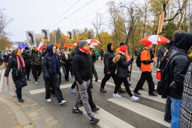 Wroclaw, Polonya - 11 Kasım 2024: Wroclaw 'da Neşeli Bağımsızlık Günü Yürüyüşü, Polonya Bayrakları, Öğrencileri ve 11 Kasım' ı Kutlayan Ailelerle Vatanseverlik Yürüyüşü