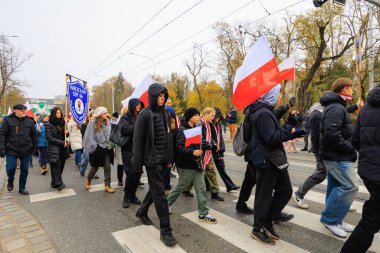 Wroclaw, Polonya - 11 Kasım 2024: Wroclaw 'da Neşeli Bağımsızlık Günü Yürüyüşü, Polonya Bayrakları, Öğrencileri ve 11 Kasım' ı Kutlayan Ailelerle Vatanseverlik Yürüyüşü
