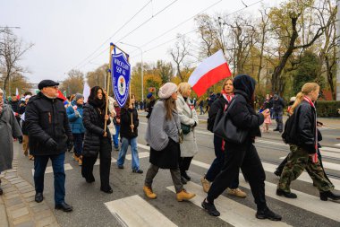 Wroclaw, Polonya - 11 Kasım 2024: Wroclaw 'da Neşeli Bağımsızlık Günü Yürüyüşü, Polonya Bayrakları, Öğrencileri ve 11 Kasım' ı Kutlayan Ailelerle Vatanseverlik Yürüyüşü