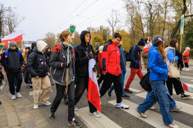 Wroclaw, Polonya - 11 Kasım 2024: Wroclaw 'da Neşeli Bağımsızlık Günü Yürüyüşü, Polonya Bayrakları, Öğrencileri ve 11 Kasım' ı Kutlayan Ailelerle Vatanseverlik Yürüyüşü