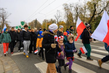 Wroclaw, Polonya - 11 Kasım 2024: Wroclaw 'da Neşeli Bağımsızlık Günü Yürüyüşü, Polonya Bayrakları, Öğrencileri ve 11 Kasım' ı Kutlayan Ailelerle Vatanseverlik Yürüyüşü