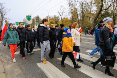 Wroclaw, Polonya - 11 Kasım 2024: Wroclaw 'da Neşeli Bağımsızlık Günü Yürüyüşü, Polonya Bayrakları, Öğrencileri ve 11 Kasım' ı Kutlayan Ailelerle Vatanseverlik Yürüyüşü