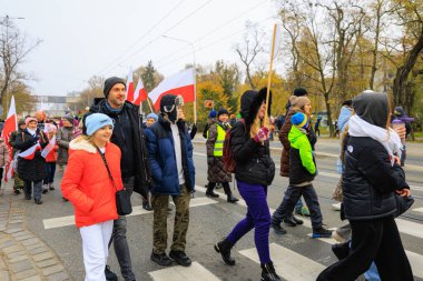 Wroclaw, Polonya - 11 Kasım 2024: Wroclaw 'da Neşeli Bağımsızlık Günü Yürüyüşü, Polonya Bayrakları, Öğrencileri ve 11 Kasım' ı Kutlayan Ailelerle Vatanseverlik Yürüyüşü