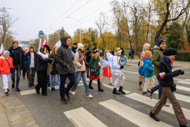 Wroclaw, Polonya - 11 Kasım 2024: Wroclaw 'da Neşeli Bağımsızlık Günü Yürüyüşü, Polonya Bayrakları, Öğrencileri ve 11 Kasım' ı Kutlayan Ailelerle Vatanseverlik Yürüyüşü