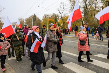 Wroclaw, Polonya - 11 Kasım 2024: Wroclaw 'da Neşeli Bağımsızlık Günü Yürüyüşü, Polonya Bayrakları, Öğrencileri ve 11 Kasım' ı Kutlayan Ailelerle Vatanseverlik Yürüyüşü