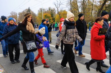 Wroclaw, Polonya - 11 Kasım 2024: Wroclaw 'da Neşeli Bağımsızlık Günü Yürüyüşü, Polonya Bayrakları, Öğrencileri ve 11 Kasım' ı Kutlayan Ailelerle Vatanseverlik Yürüyüşü