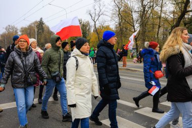 Wroclaw, Polonya - 11 Kasım 2024: Wroclaw 'da Neşeli Bağımsızlık Günü Yürüyüşü, Polonya Bayrakları, Öğrencileri ve 11 Kasım' ı Kutlayan Ailelerle Vatanseverlik Yürüyüşü