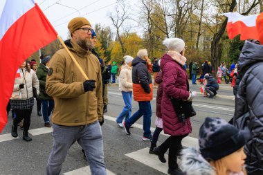 Wroclaw, Polonya - 11 Kasım 2024: Wroclaw 'da Neşeli Bağımsızlık Günü Yürüyüşü, Polonya Bayrakları, Öğrencileri ve 11 Kasım' ı Kutlayan Ailelerle Vatanseverlik Yürüyüşü