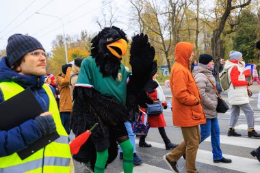 Wroclaw, Polonya - 11 Kasım 2024: Wroclaw 'da Neşeli Bağımsızlık Günü Yürüyüşü, Polonya Bayrakları, Öğrencileri ve 11 Kasım' ı Kutlayan Ailelerle Vatanseverlik Yürüyüşü