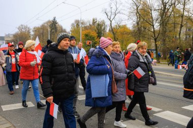 Wroclaw, Polonya - 11 Kasım 2024: Wroclaw 'da Neşeli Bağımsızlık Günü Yürüyüşü, Polonya Bayrakları, Öğrencileri ve 11 Kasım' ı Kutlayan Ailelerle Vatanseverlik Yürüyüşü