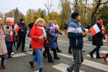 Wroclaw, Polonya - 11 Kasım 2024: Wroclaw 'da Neşeli Bağımsızlık Günü Yürüyüşü, Polonya Bayrakları, Öğrencileri ve 11 Kasım' ı Kutlayan Ailelerle Vatanseverlik Yürüyüşü