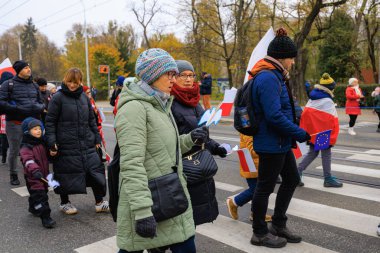 Wroclaw, Polonya - 11 Kasım 2024: Wroclaw 'da Neşeli Bağımsızlık Günü Yürüyüşü, Polonya Bayrakları, Öğrencileri ve 11 Kasım' ı Kutlayan Ailelerle Vatanseverlik Yürüyüşü