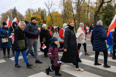 Wroclaw, Polonya - 11 Kasım 2024: Wroclaw 'da Neşeli Bağımsızlık Günü Yürüyüşü, Polonya Bayrakları, Öğrencileri ve 11 Kasım' ı Kutlayan Ailelerle Vatanseverlik Yürüyüşü