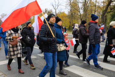 Wroclaw, Polonya - 11 Kasım 2024: Wroclaw 'da Neşeli Bağımsızlık Günü Yürüyüşü, Polonya Bayrakları, Öğrencileri ve 11 Kasım' ı Kutlayan Ailelerle Vatanseverlik Yürüyüşü