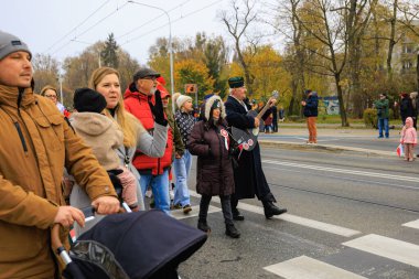 Wroclaw, Polonya - 11 Kasım 2024: Wroclaw 'da Neşeli Bağımsızlık Günü Yürüyüşü, Polonya Bayrakları, Öğrencileri ve 11 Kasım' ı Kutlayan Ailelerle Vatanseverlik Yürüyüşü