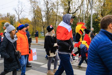 Wroclaw, Polonya - 11 Kasım 2024: Wroclaw 'da Neşeli Bağımsızlık Günü Yürüyüşü, Polonya Bayrakları, Öğrencileri ve 11 Kasım' ı Kutlayan Ailelerle Vatanseverlik Yürüyüşü