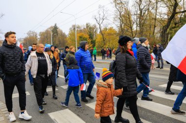 Wroclaw, Polonya - 11 Kasım 2024: Wroclaw 'da Neşeli Bağımsızlık Günü Yürüyüşü, Polonya Bayrakları, Öğrencileri ve 11 Kasım' ı Kutlayan Ailelerle Vatanseverlik Yürüyüşü