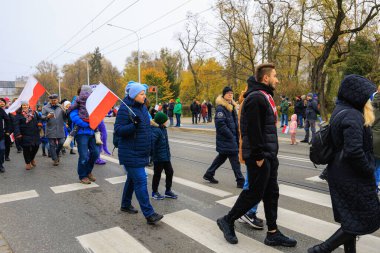 Wroclaw, Polonya - 11 Kasım 2024: Wroclaw 'da Neşeli Bağımsızlık Günü Yürüyüşü, Polonya Bayrakları, Öğrencileri ve 11 Kasım' ı Kutlayan Ailelerle Vatanseverlik Yürüyüşü