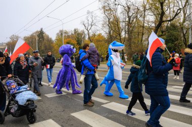 Wroclaw, Polonya - 11 Kasım 2024: Wroclaw 'da Neşeli Bağımsızlık Günü Yürüyüşü, Polonya Bayrakları, Öğrencileri ve 11 Kasım' ı Kutlayan Ailelerle Vatanseverlik Yürüyüşü