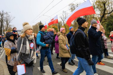 Wroclaw, Polonya - 11 Kasım 2024: Wroclaw 'da Neşeli Bağımsızlık Günü Yürüyüşü, Polonya Bayrakları, Öğrencileri ve 11 Kasım' ı Kutlayan Ailelerle Vatanseverlik Yürüyüşü