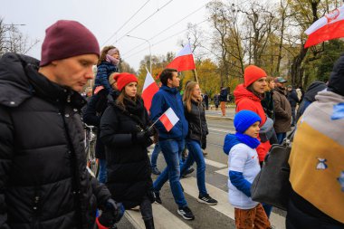 Wroclaw, Polonya - 11 Kasım 2024: Wroclaw 'da Neşeli Bağımsızlık Günü Yürüyüşü, Polonya Bayrakları, Öğrencileri ve 11 Kasım' ı Kutlayan Ailelerle Vatanseverlik Yürüyüşü