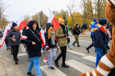 Wroclaw, Polonya - 11 Kasım 2024: Wroclaw 'da Neşeli Bağımsızlık Günü Yürüyüşü, Polonya Bayrakları, Öğrencileri ve 11 Kasım' ı Kutlayan Ailelerle Vatanseverlik Yürüyüşü