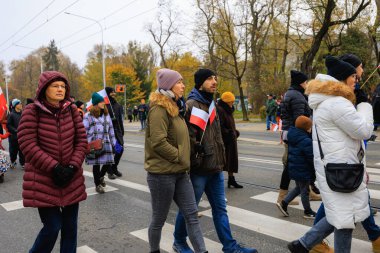 Wroclaw, Polonya - 11 Kasım 2024: Wroclaw 'da Neşeli Bağımsızlık Günü Yürüyüşü, Polonya Bayrakları, Öğrencileri ve 11 Kasım' ı Kutlayan Ailelerle Vatanseverlik Yürüyüşü