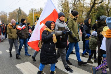 Wroclaw, Polonya - 11 Kasım 2024: Wroclaw 'da Neşeli Bağımsızlık Günü Yürüyüşü, Polonya Bayrakları, Öğrencileri ve 11 Kasım' ı Kutlayan Ailelerle Vatanseverlik Yürüyüşü