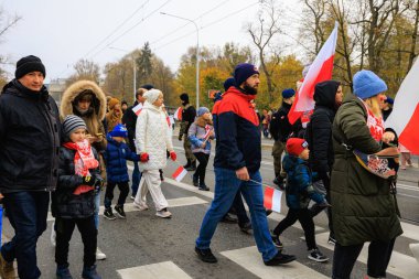 Wroclaw, Polonya - 11 Kasım 2024: Wroclaw 'da Neşeli Bağımsızlık Günü Yürüyüşü, Polonya Bayrakları, Öğrencileri ve 11 Kasım' ı Kutlayan Ailelerle Vatanseverlik Yürüyüşü