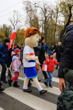 Wroclaw, Polonya - 11 Kasım 2024: Wroclaw 'da Neşeli Bağımsızlık Günü Yürüyüşü, Polonya Bayrakları, Öğrencileri ve 11 Kasım' ı Kutlayan Ailelerle Vatanseverlik Yürüyüşü