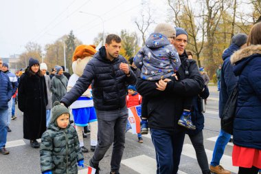Wroclaw, Polonya - 11 Kasım 2024: Wroclaw 'da Neşeli Bağımsızlık Günü Yürüyüşü, Polonya Bayrakları, Öğrencileri ve 11 Kasım' ı Kutlayan Ailelerle Vatanseverlik Yürüyüşü