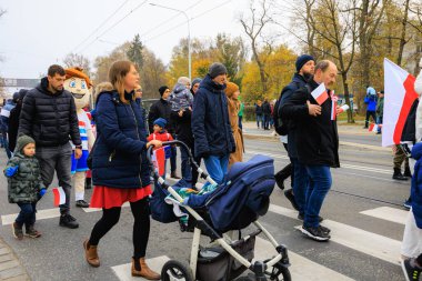 Wroclaw, Polonya - 11 Kasım 2024: Wroclaw 'da Neşeli Bağımsızlık Günü Yürüyüşü, Polonya Bayrakları, Öğrencileri ve 11 Kasım' ı Kutlayan Ailelerle Vatanseverlik Yürüyüşü