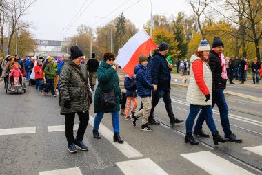 Wroclaw, Polonya - 11 Kasım 2024: Wroclaw 'da Neşeli Bağımsızlık Günü Yürüyüşü, Polonya Bayrakları, Öğrencileri ve 11 Kasım' ı Kutlayan Ailelerle Vatanseverlik Yürüyüşü